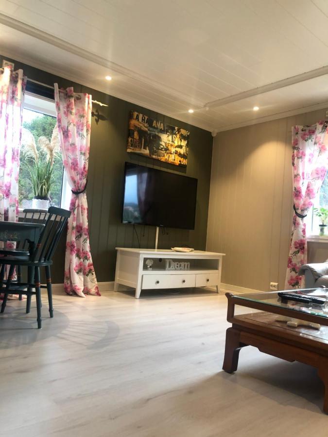Den gule huset Appartement Lyngdal Buitenkant foto