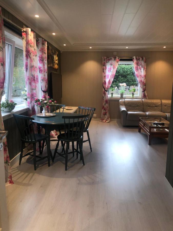 Den gule huset Appartement Lyngdal Buitenkant foto